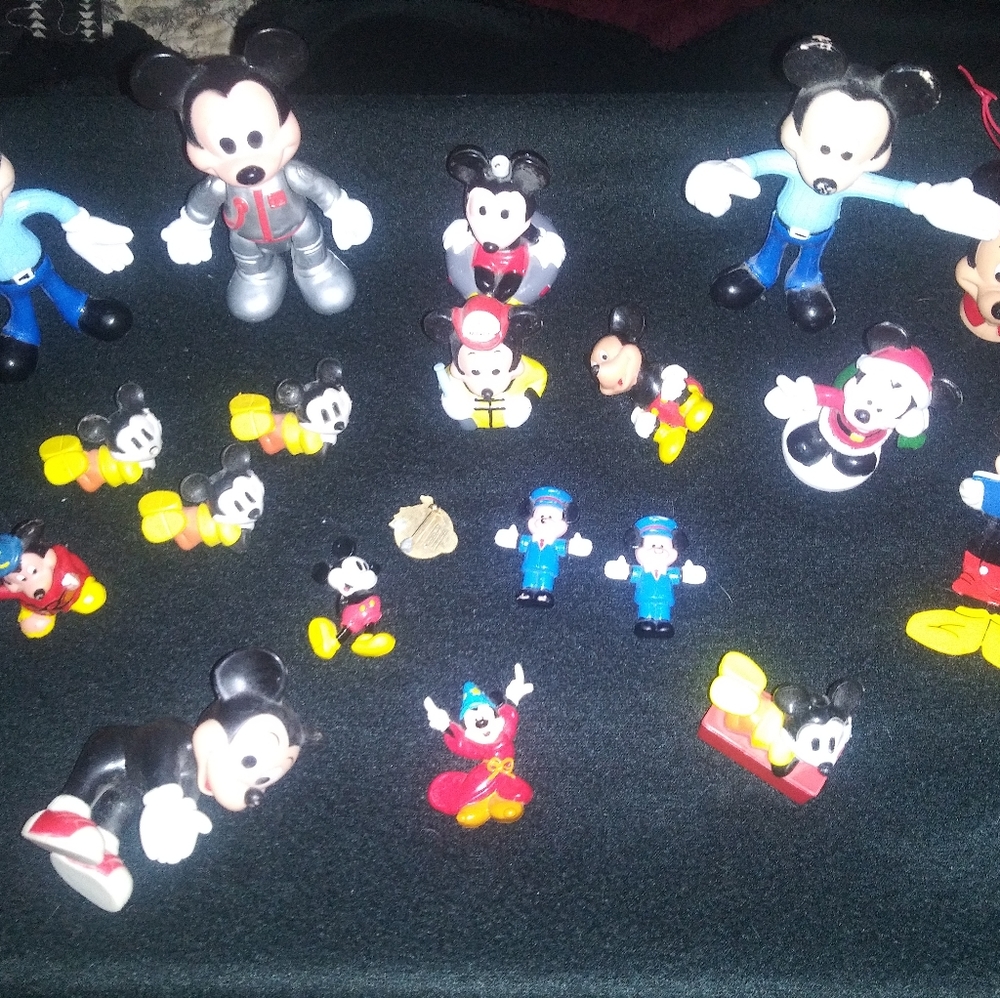 Huge lot of vintage Disney's Mickey Mouse things. 20 pieces in total. Collector
